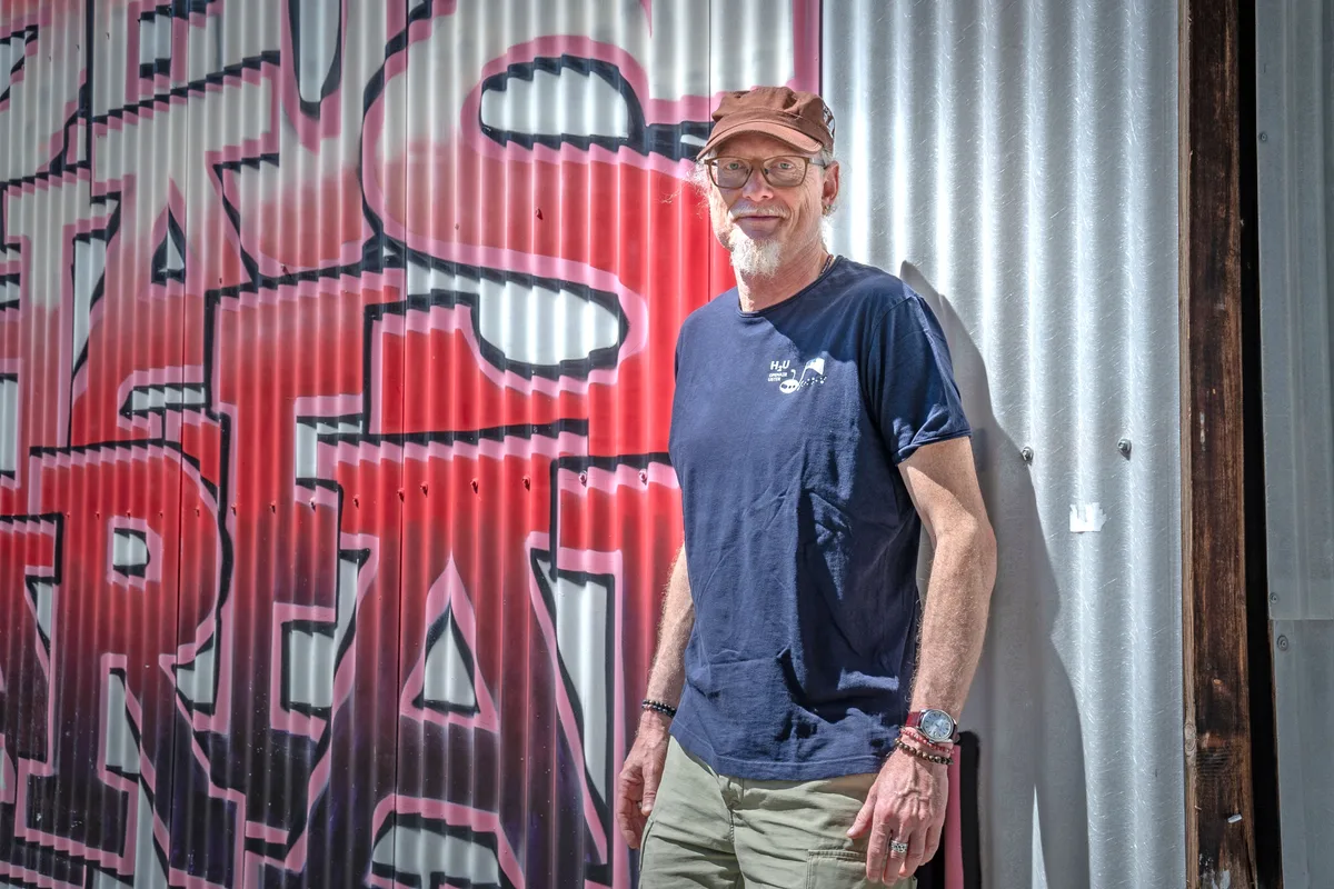 Rolf Heckendorn lehnt an einem Graffiti im Zeughausareal.